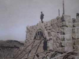 Изграждане на основата на паметника през 1926 година