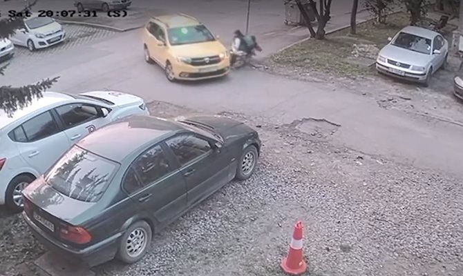 Колата удря майката и сина ѝ. Кадърът е от видео на Нова тв.