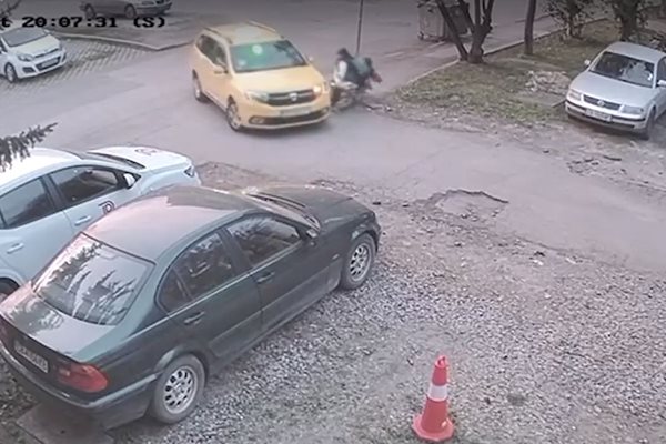 Колата удря майката и сина ѝ. Кадърът е от видео на Нова тв.