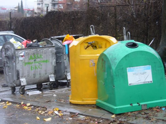 Торбата с отрязаните ръце на жертвата, без дланите, беше намерена до тези контейнери в старозагорския квартал "Трите чучура - център" през декември 2020 г. Снимка: Ваньо Стоилов