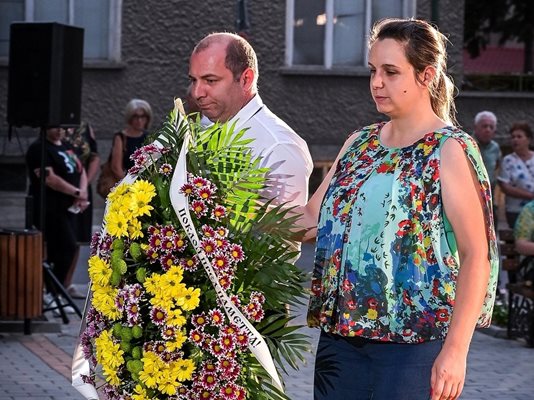 Бяха поднесени цветя пред паметника на Захари Стоянов.