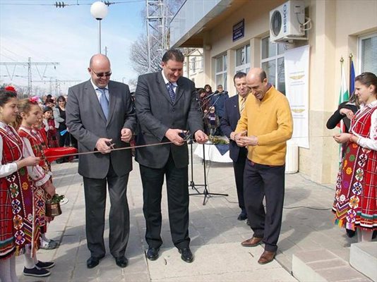 Началото на март. Йордан Лечков и транспортният министър Петър Мутафчиев откриват обновената жп гара в Кермен. 
СНИМКА: БУЛФОТО