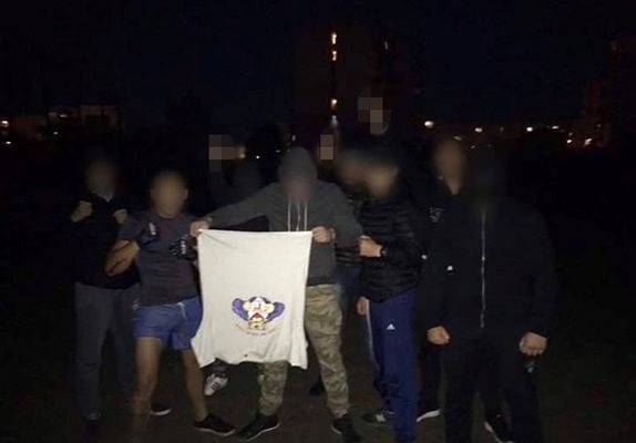 Млади ултраси на "Левски" от старата столица позират с пленена тениска на ЦСКА след победа в уговорен бой