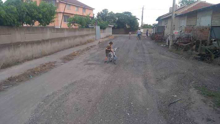 Някои вече са положили новата настилка и са запълнили кратерите, които при дъжд се превръщат в езера.