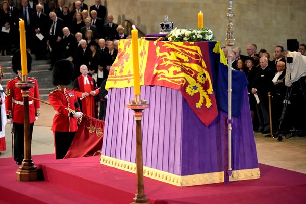 Ковчегът с тялото на кралица Елизабет II, драпиран по кралски стандарт с имперската държавна корона и кълбото и скиптъра на суверена, в двореца Уестминстър