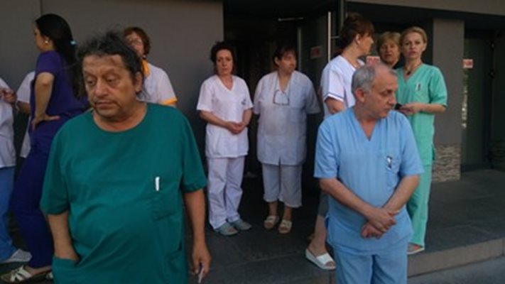 Медиците от "Св. Мина" дни наред протестираха, сега ще се изсипят на сесията. Снимка: 24 часа