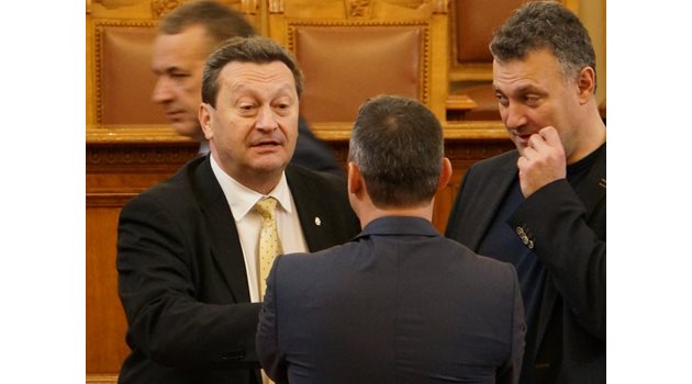 Таско Ерменков от БСП (вляво) е постоянно в скандал с управляващите.