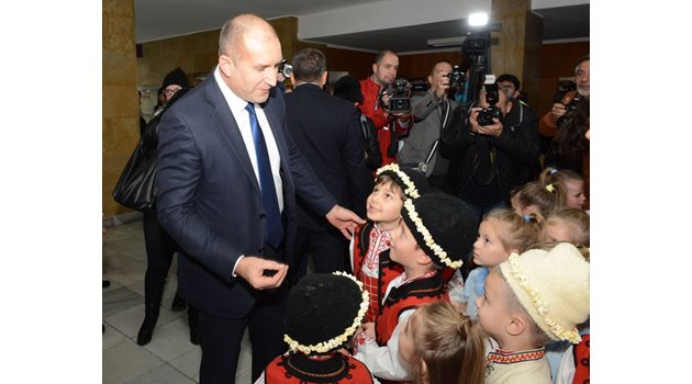 Президентът Румен Радев благодари на малчуганите от детска градина "Светлина" в Стара Загора, които го поздравиха с танц за добре дошъл.