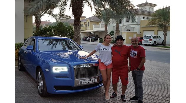 Марадона с последната си годеница Оливия и знаменития "Ролс Ройс" в Дубай.