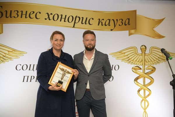 Цветанка Минчева - главен изпълнителен директор и председател на УС, получи награда от Валтер Волф, главен изпълнителен директор на “Кауфланд България”.