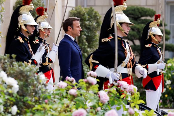 Еманюел Макрон на церемонията по встъпването си в длъжност за втори мандат президент на Франция.
Снимки: Ройтерс