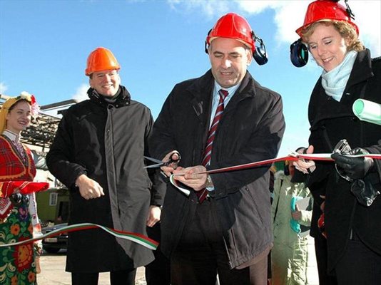 Министър Чакъров и министърът на околната среда на Дания Кони Хедегор откриват в "Агрополихим"- Девня, нова инсталация за редуциране на азотни окиси през 2006 г.