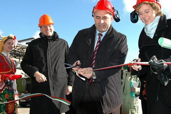 Министър Чакъров и министърът на околната среда на Дания Кони Хедегор откриват в "Агрополихим"- Девня, нова инсталация за редуциране на азотни окиси през 2006 г.