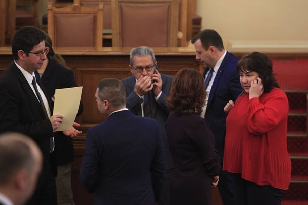 Финансовата министърка Росица Велкова, Йордан Цонев от ДПС и шефът на бюджетната комисия Петър Чобанов (вляво) при обсъждането на бюджета в парламента във вторник.
