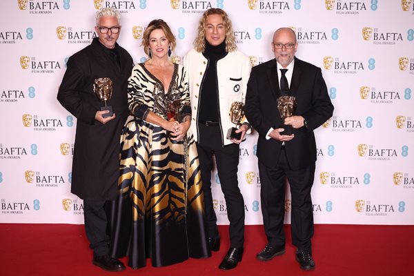 Джейсън Беърд, Луиз Коулстън, Шейн Томас и Марк Коулиър с наградата на "Елвис" за най-добри костюми.