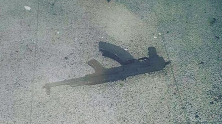 След атаката на летището е захвърлен калашник.