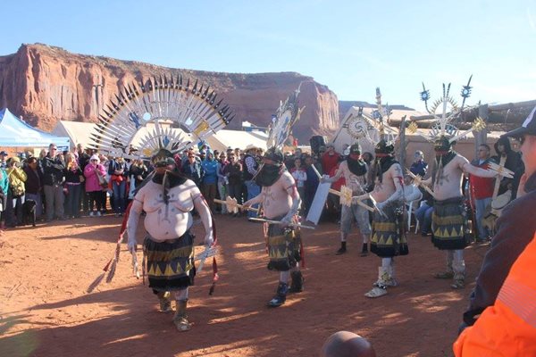 Племето навахо гони злите духове от състезателите преди старта