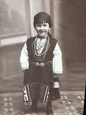 Надежда Близнаков като малко момиченце в народна носия