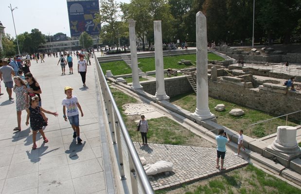 Обновеният площад на Пловдив с реставрираните западни пропилеи от древната агора
