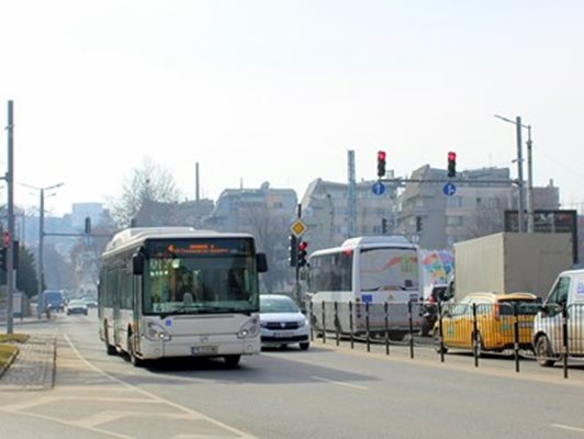 В част от автобусите на градския транспорт няма кондуктори, другите са с маски.