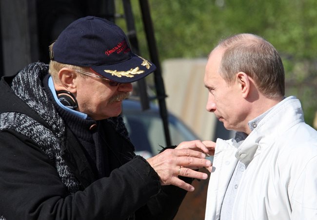 Михалков и Владимир Путин на снимачна площадка в Санкт Петербург.