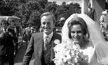 През 1973 Камила се омъжва, а Чарлз трябва да излиза с 