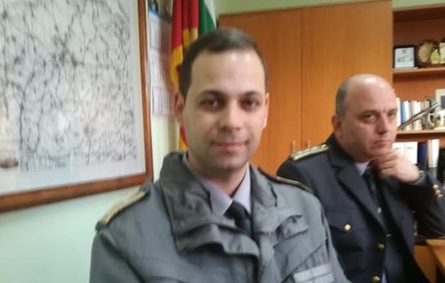 Александър Ветов, който спаси 97 в пламналия влак, до него е шехът на плевенската пожарна комисар Станислав Атанасов, който обяви награда за пожарникаря.