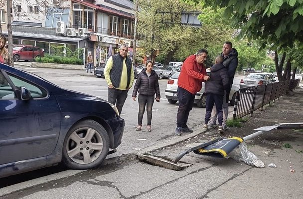 14-годишно дете зад волана се заби в автобусна спирка в столицата Снимка: Facebook/Катастрофи в София