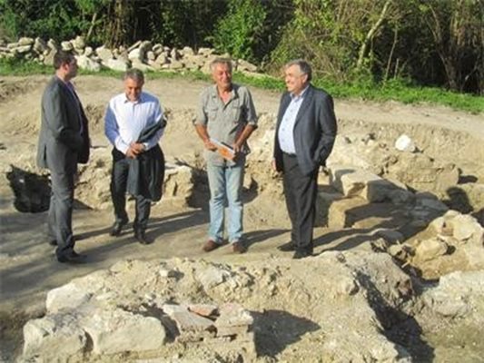 Премиерът Георги Близнашки и кметът на Велико Търново Даниел Панов пред руините на новооткритата църква