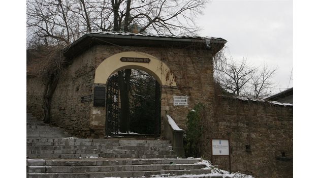 НАЦИОНАЛНО ПОМИРЕНИЕ: Анонимна плоча до входа за черквата в Ловеч реабилитира поп Кръстьо. Вътре има уникална като хрумване обща изложба за него и за Левски.

