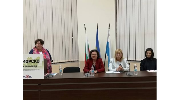 Говорителят на полицията Цветелина Рандева припомни най-често използваните схеми на измамниците. На срещата участваха бургаските депутати Ивелина Василева и Диана Саватева.
