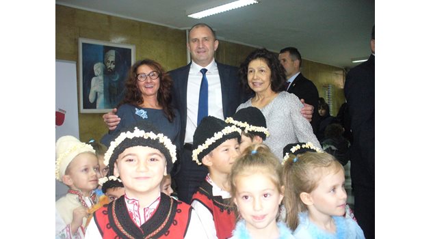 Президентът Румен Радев благодари на малчуганите от детска градина "Светлина" в Стара Загора и на техните преподавателки, които го поздравиха с танц за добре дошъл.