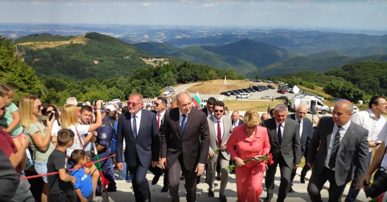 Президентът Румен Радев с посланичката на Русия Елеонора Митрофанова СНИМКИ: Авторката