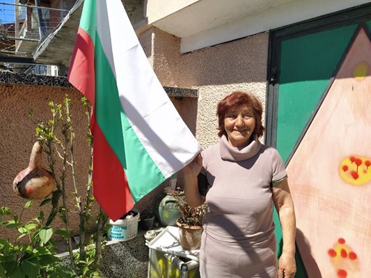 Българският флаг се вее в двора й