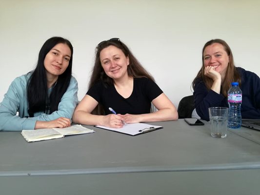 Ирина Гаврилова (в средата) с колежки украинки