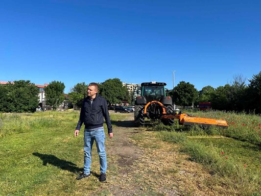 Шефът на "Градини и паркове" Веселин Козарев пред трактора, който влиза в действие да коси в "Тракия".