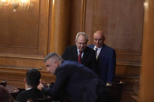 Любомир Христов и Димитър Радев влизат в пленарна зала преди гласуването за избор на новия гуверньор 

СНИМКА: Николай Литов