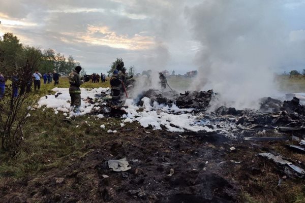  Пожарникари гасят пожара, зародил директно след разбиването на самолета в сряда 