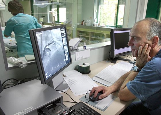 Д-р Хазърбасанов гледа резултатите от изследване на пациент.
