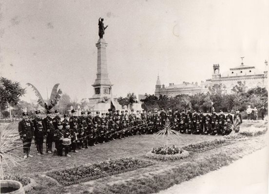 Паметникът на свободата скоро след откриването му