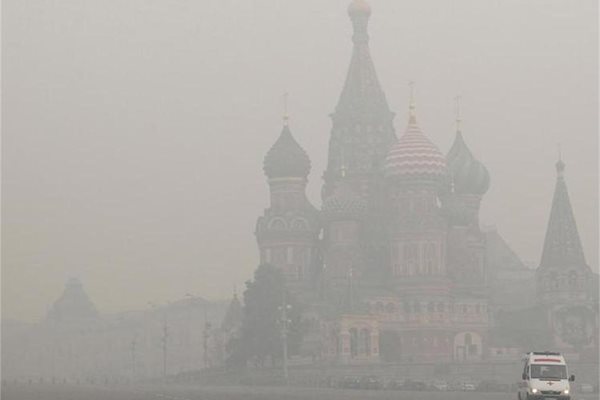 Самотна линейка снове около Червения площад в Москва, забулен от гъстия и отровен смог, обвил руската столица.
СНИМКИ: РОЙТЕРС