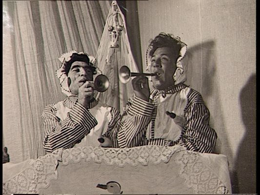 Георги Парцалев и Георги Калоянчев като бебета във втората постановка на Сатирата: “Дадо, баба, татко, майка и ние”
