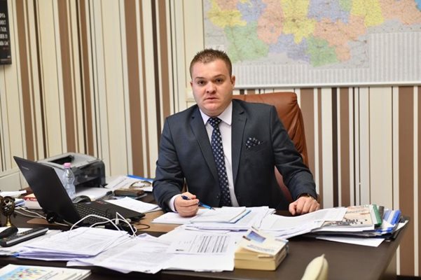 Зам.-кметът на Сливен Румен Иванов обяви новината, че 2 ромски деца са отнети от семействата им за фалшива и призова за спокойствие, а учениците да се върнат в класните стаи.