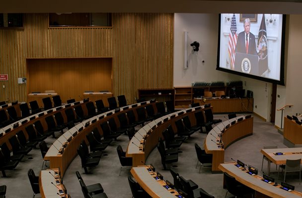 Президентът на САЩ Доналд Тръмп e на екран в празна конферентна зала, докато произнася предварително записаното си обръщение до 75-то годишно Общо събрание на ООН в централата на ООН. Снимка: Ройтерс