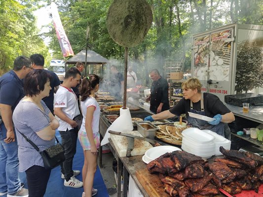 Пред скарите са най-големите опашки.