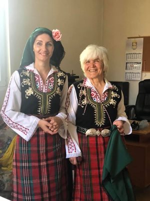 Кметицата на Куклен Мария Белчева (вляво) в носия специално за празника