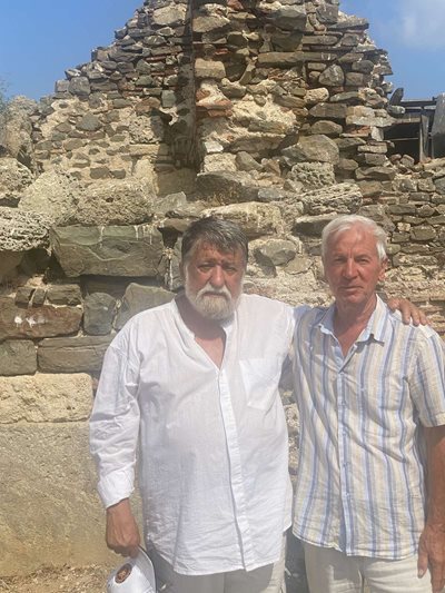 Вежди Рашидов (вляво) с археолога проф. Казимир Попконстантинов СНИМКА: Личен  архив