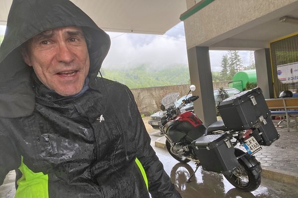 Нито дъжд, нито пек спират Владо да кара мотора си