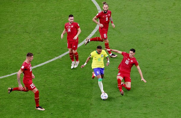 Минимум по трима или четирима играчи на Сърбия се втурват към Неймар, щом топката попадне в краката му. СНИМКА: РОЙТЕРС