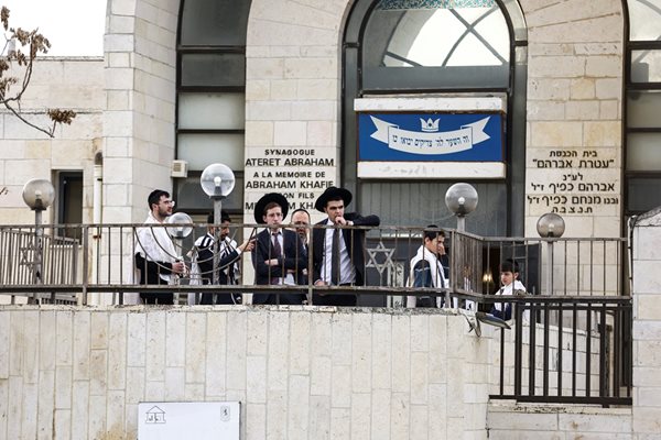 Израелци в синагога в близост до мястото на инцидента в квартал Неве Яков предната нощ